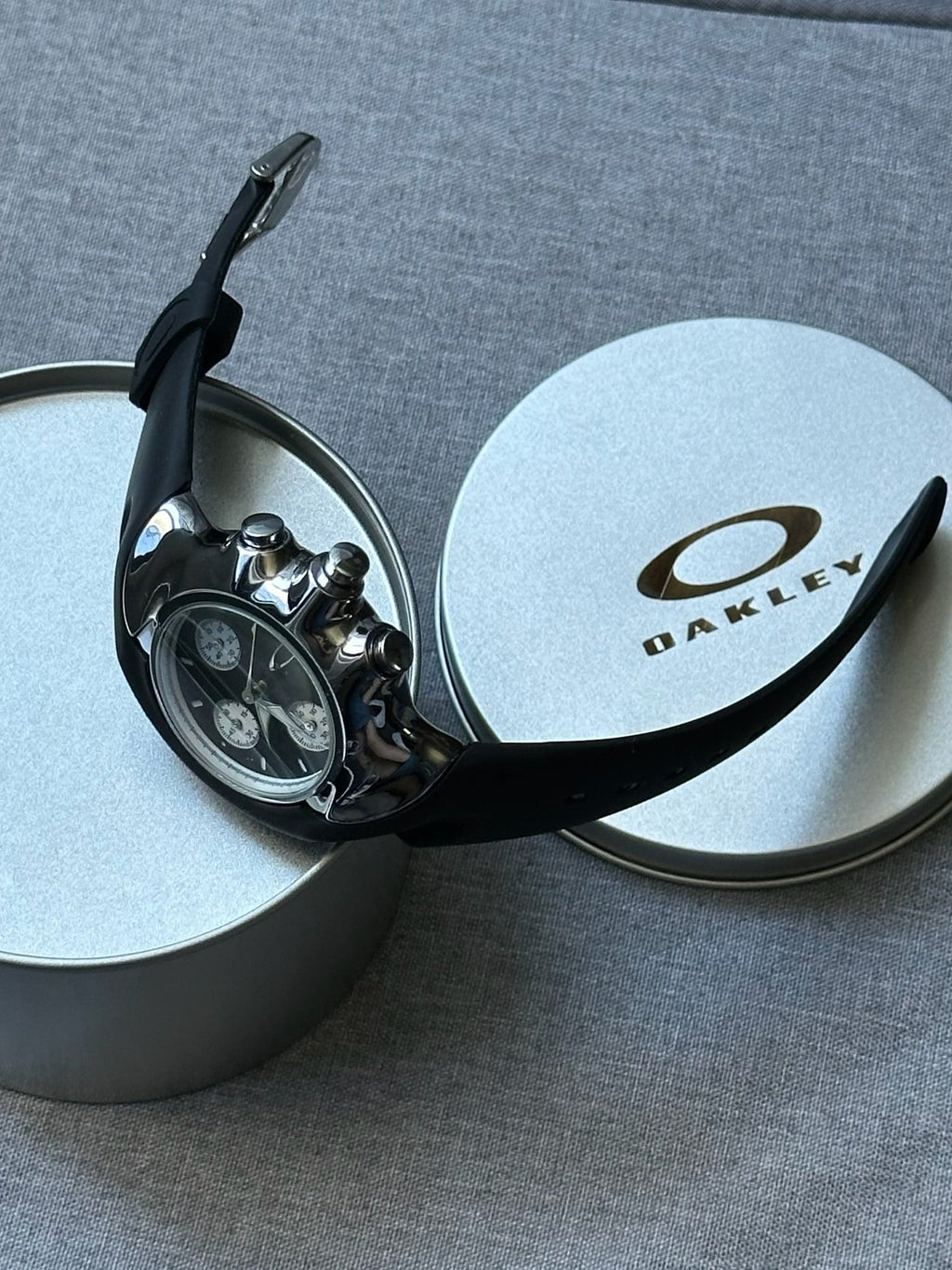 Oakley Chronograph Watch – Black Dial with Rubber Strap