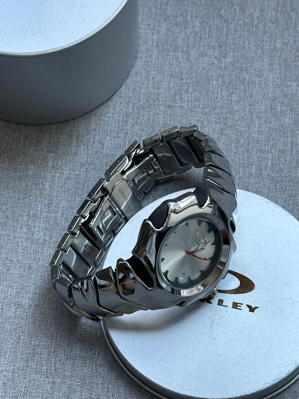 Oakley Blade Watch – White Dial Silver SHINY Stainless Steel with Smooth Reflective Strap, Swiss Movement, Collectible Men’s Watch